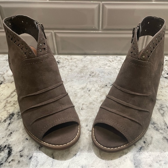 Sonoma Faux suede, zippered ankle boot with stylish cut-out design. Size 6 1/2 - Picture 4 of 11